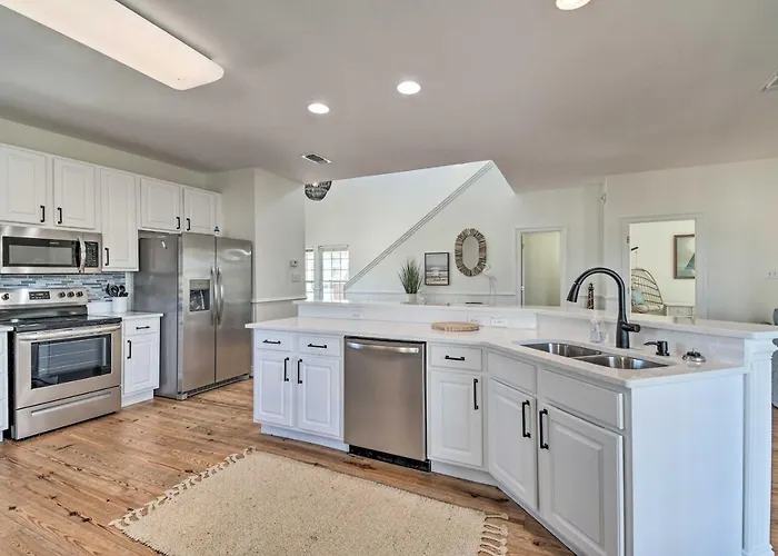 Pool Access & Steps To Beach: Coastal Getaway! Holiday home Gulf Shores