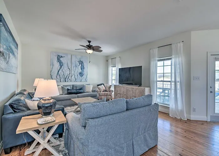 Pool Access & Steps To Beach: Coastal Getaway! Holiday home