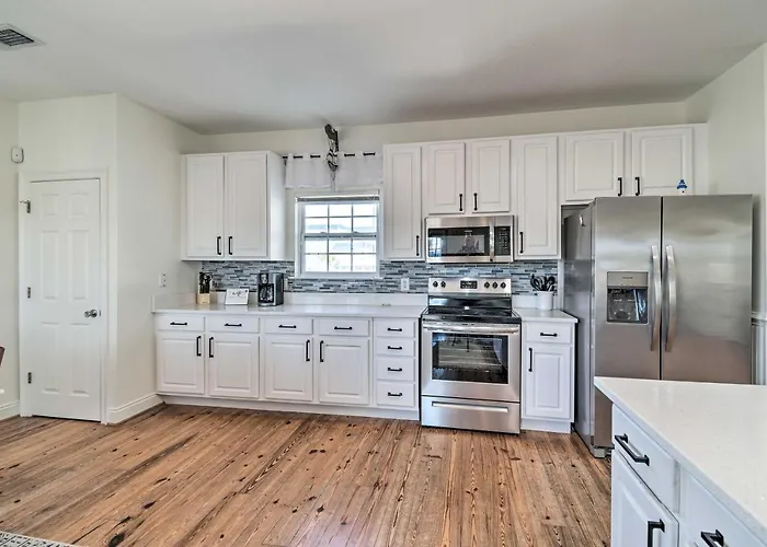 Holiday home Pool Access & Steps To Beach: Coastal Getaway!