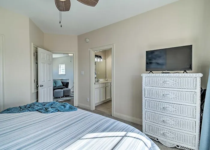 Pool Access & Steps To Beach: Coastal Getaway! Holiday home Gulf Shores