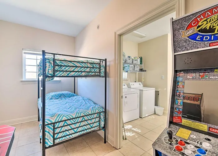 Holiday home Pool Access & Steps To Beach: Coastal Getaway! *