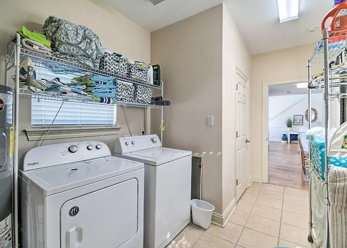 Holiday home Pool Access & Steps To Beach: Coastal Getaway! Gulf Shores