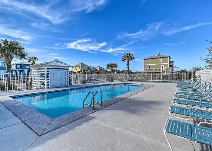 Pool Access & Steps To Beach: Coastal Getaway! Holiday home *