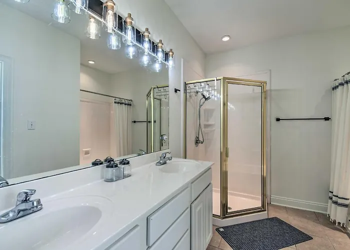 Pool Access & Steps To Beach: Coastal Getaway! Holiday home *