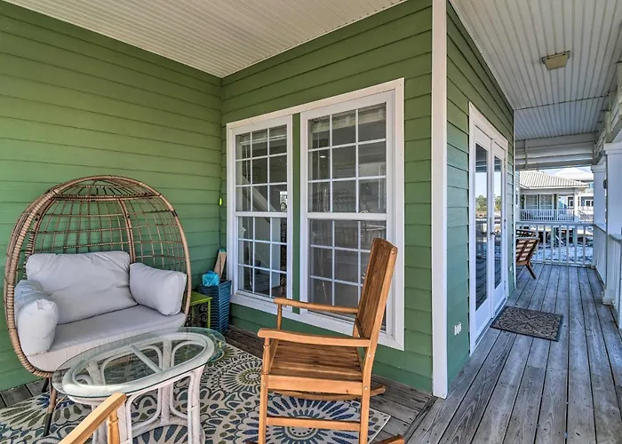 Pool Access & Steps To Beach: Coastal Getaway! Holiday home