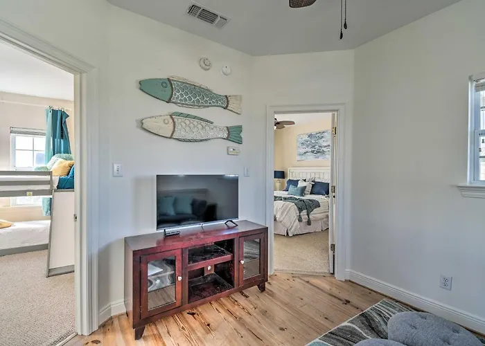 Holiday home Pool Access & Steps To Beach: Coastal Getaway! *